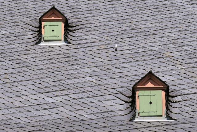 Un toit en tuiles sur lequel de la mousse s'est installée