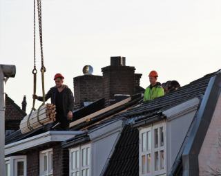 Toiture en tuiles en cours de réfection sur une maison individuelle