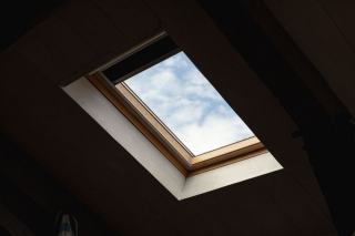 Position Velux, à quelle hauteur placer une fenêtre de toit