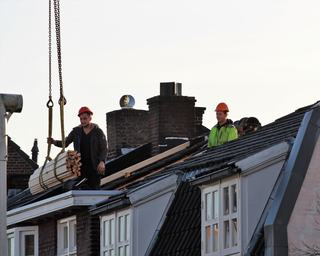 Toiture en tuiles en cours de réfection sur une maison individuelle