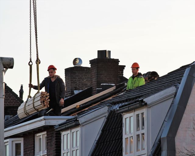 Travaux de toiture soumis à déclaration préalable Toiture en tuiles en cours de réfection sur une maison individuelle