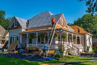 Toiture en tuiles en cours de réfection sur une maison individuelle